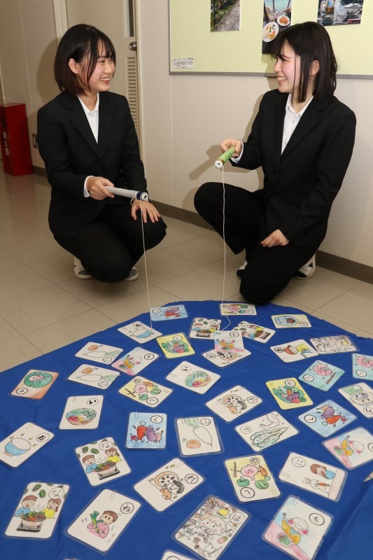 さおを手に遊び方を実演する吉川さん（左）と吉梅さん