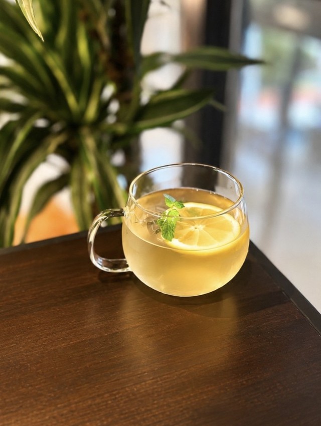 1人1杯サービスしている熱中症対策ドリンク「ソルティーレモンジュース」（提供）