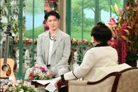 「徹子の部屋」   (右から)黒柳徹子、MIYAVI＝テレビ朝日提供