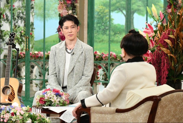 「徹子の部屋」   (右から)黒柳徹子、MIYAVI＝テレビ朝日提供