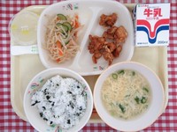 「炊き込みわかめ」は、学校給食で初めて使用されたという混ぜご飯の素。「小学生のころ給食で食べたことがある！」と大人にも懐かしの味（【ふりかけ専門家】ガトリンのふりかけ日記さん提供）
