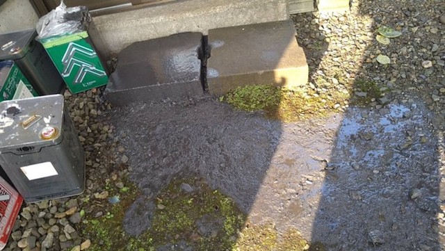 ツキノワグマによってひっくり返され、ぶちまけられた「塗料」の痕跡。「クマ」はペンキやシンナーなどの「揮発性の匂い」に引き寄せられるという（画像提供：多田野村人(上小阿仁村の人)さん）