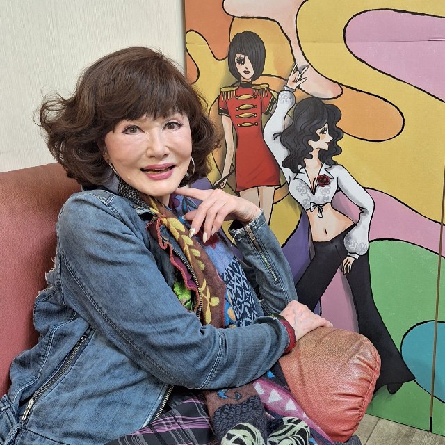 ６０年前のデビュー当時に思いを馳せる歌手の山本リンダ＝都内の東京キネマ倶楽部