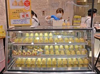 限定販売が始まった人気の菓子「ぴよりん」（大阪市・阪神百貨店梅田本店）
