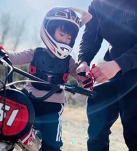 オフロードで電動バイクを乗りこなす長男くん（提供：ヒダマリフィルムさん）