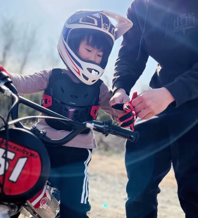 オフロードで電動バイクを乗りこなす長男くん（提供：ヒダマリフィルムさん）