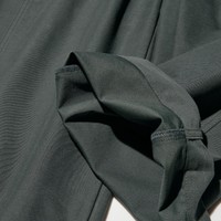 裏面はなめらかな肌あたり。ハリ感のあるコットンブレンドジャージー素材でラクに穿ける。（提供写真）