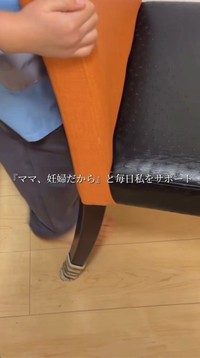 妊娠中の母を気づかい、椅子を引く息子さん／ゴリラ旦那さん（@goriradanna）提供