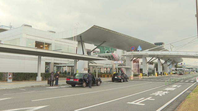 空港ターミナルビル前で…観光バスにはねられ歩行者の男性が重体　バスの乗客約30人はけがなし　香川・高松市