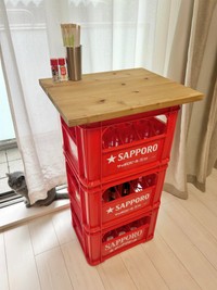 まるで居酒屋！ビール箱に天板を載せた立ち飲み机が話題／Natsum_さん（@natsu_oo0o）提供
