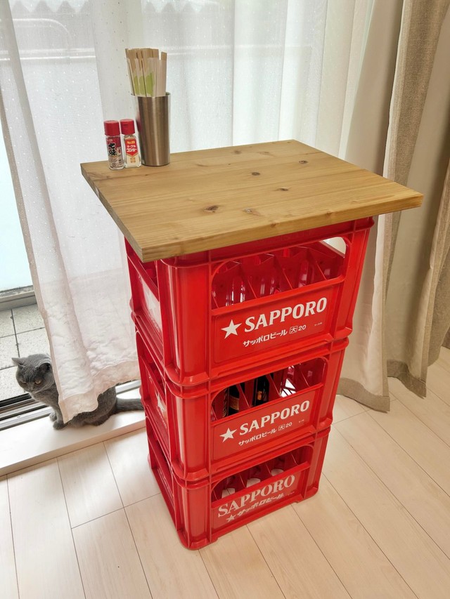 まるで居酒屋！ビール箱に天板を載せた立ち飲み机が話題／Natsum_さん（@natsu_oo0o）提供
