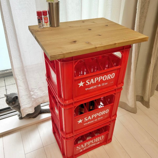 まるで居酒屋！ビール箱に天板を載せた立ち飲み机が話題／Natsum_さん（@natsu_oo0o）提供

