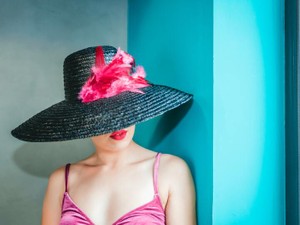 日常に馴染まないピンク。纏えば普段の自分を超えて「私って最高！」