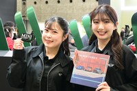 MINIのブースを笑顔で明るく華やかに