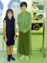 鈴木保奈美（右）と安達祐実＝1994年