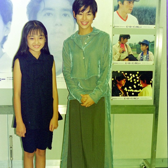 鈴木保奈美（右）と安達祐実＝1994年