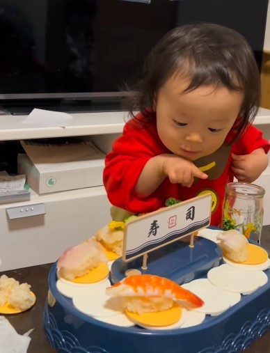 パセリをちょんっ！小さな指が可愛い♡（提供：＠nao703u_uさん）
