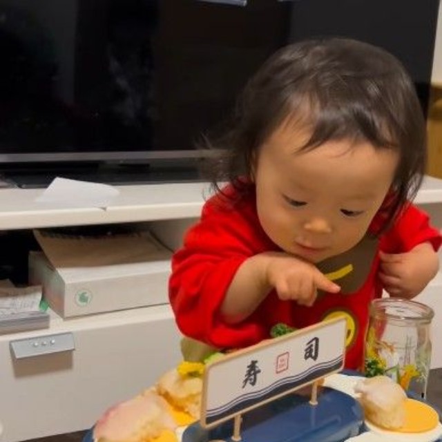 パセリをちょんっ！小さな指が可愛い♡（提供：＠nao703u_uさん）
