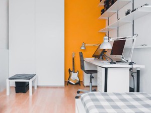 別人になった私は、ほんの数ヶ月前まで日常だった実家に落ち着かない