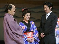 萩本欽一（左）と綱島郷太郎（右）に見つめられ、照れ笑いのはしのえみ＝2009年