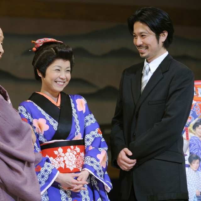 萩本欽一（左）と綱島郷太郎（右）に見つめられ、照れ笑いのはしのえみ＝2009年