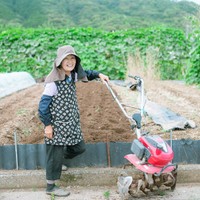 畑しごとの相棒の小さな耕運機、通称まめトラと。午後の休憩をはさんで、朝から夜まで畑で土をいじっています。（画像提供：KADOKAWA　撮影：竹村麻紀子）