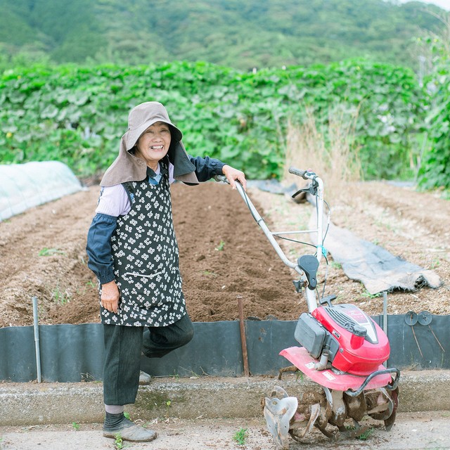 畑しごとの相棒の小さな耕運機、通称まめトラと。午後の休憩をはさんで、朝から夜まで畑で土をいじっています。（画像提供：KADOKAWA　撮影：竹村麻紀子）