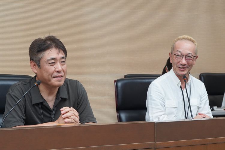 会見で話す高野さん。左は共同研究を進めるみんぱくの島村一平教授