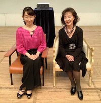 トークショーを行った岸惠子（右）と司会の松本志のぶアナウンサー＝2022年