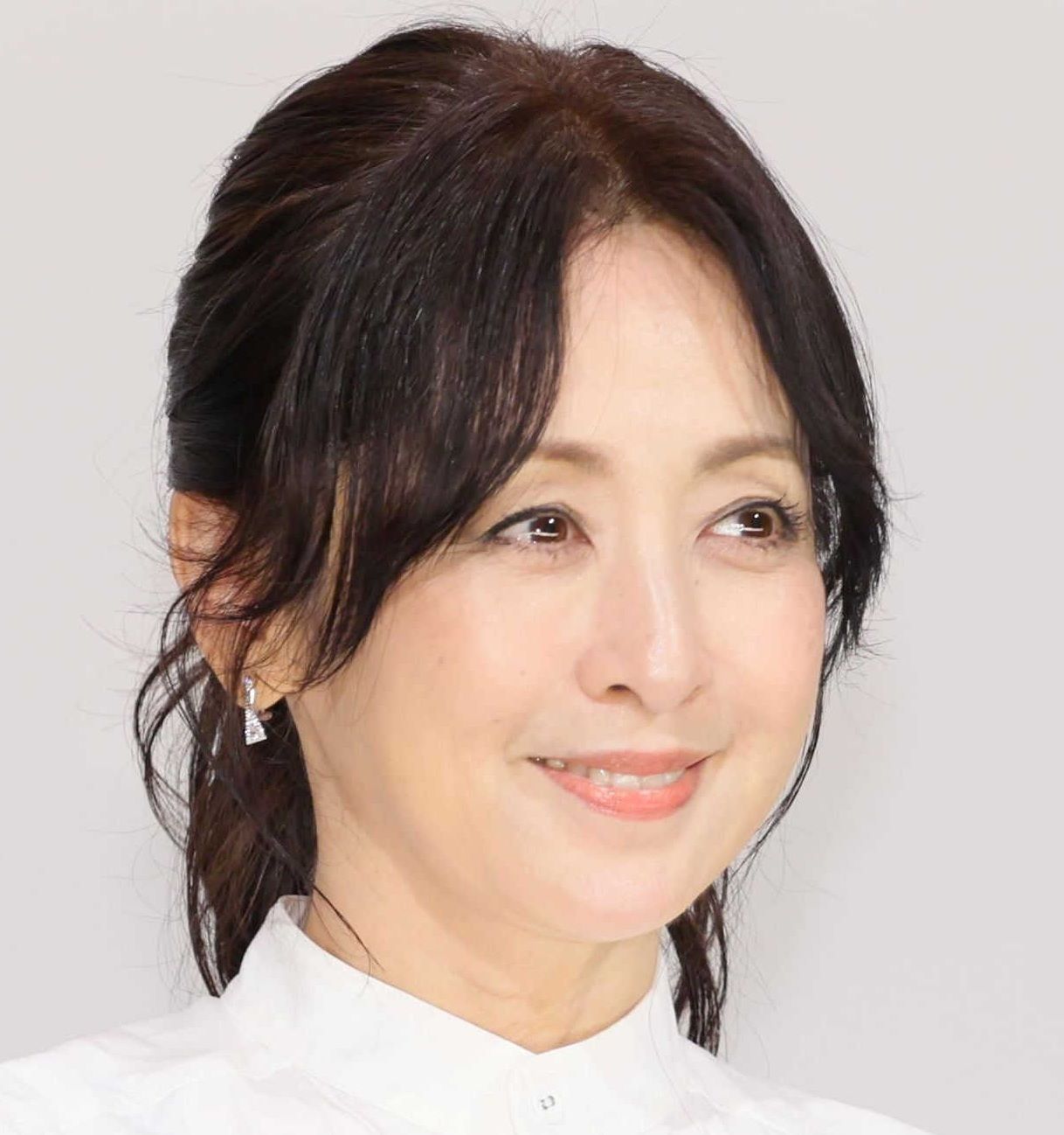 親子で似てる！」斉藤由貴の長女、26歳女優の蛍光ピンク編み込んだ最新