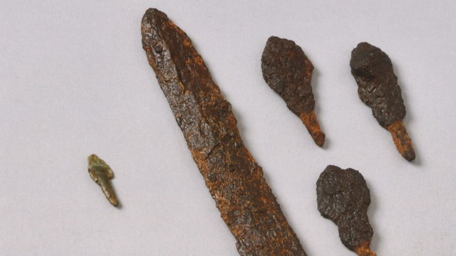 宮山墳丘墓（総社市）の竪穴式石室で見つかった刀や槍形の鉄器など　岡山県立博物館 提供