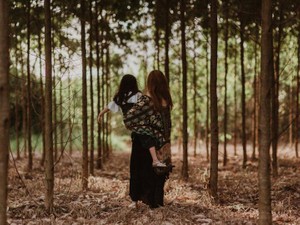 親友を悪く言った母たち。10歳の私に刻まれた、大人への不信感