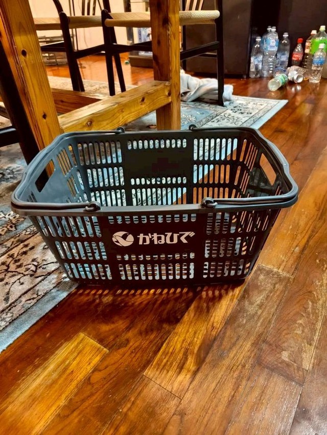 室内には近隣のスーパーのカゴも（直人【コンシェルジェ民泊】X　@mosva_0　より）