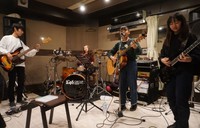  オリジナル曲「烏丸御池でまちあわせ」を練習するバンドメンバーたち（京都市下京区） 