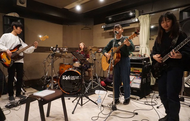  オリジナル曲「烏丸御池でまちあわせ」を練習するバンドメンバーたち（京都市下京区） 