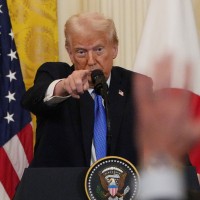 日米共同記者会見で質問する記者を指名するトランプ米大統領=2025年2月7日午後2時50分、米ワシントンのホワイトハウス