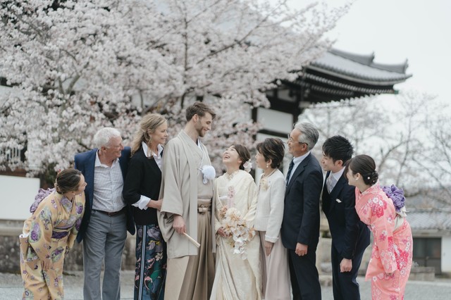 日米両家族が京都に集合。桜の下で笑顔があふれた／投稿主さん提供