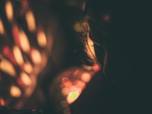 会社で涙が止まらなくなった。生理前は感情のコントロールできない