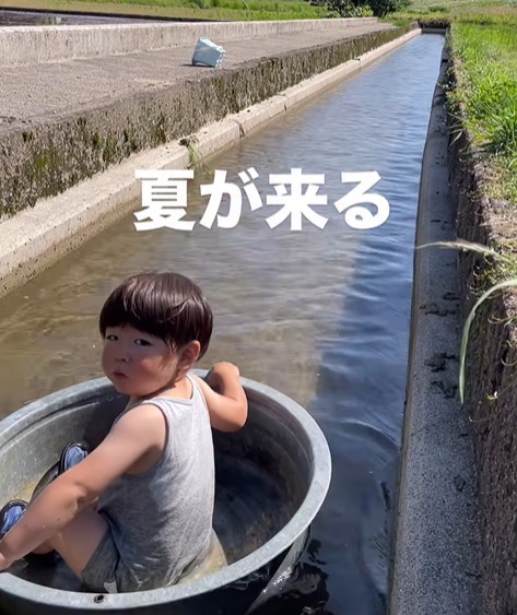 パパとママの呼びかけに振り返る男の子（提供：＠kominka_yamaneさん）
