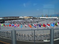 車窓から東ゲートが見られた