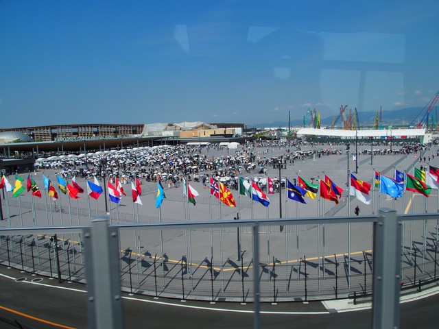 車窓から東ゲートが見られた