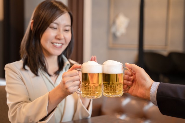 気軽な気持ちで飲みに行ったら、まさかの展開に　※画像はイメージです（rrice/stock.adobe.com）