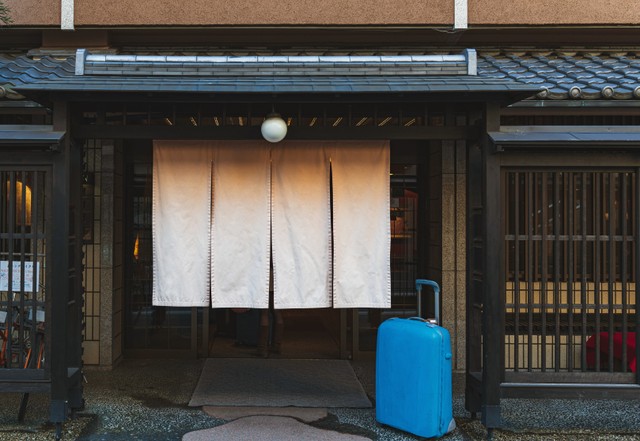 旅館にはどうして門限があるの？※画像はイメージです（mtaira/stock.adobe.com）