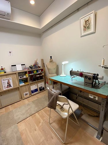 鞠もクレオも入室厳禁の作業場。ここで「mememamori」や、「Ohari」のグッズを作成している（雅子さん提供）