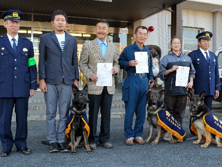 シェパード３匹、足跡を追って捜査に協力　嘱託警察犬に「任命」