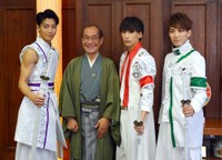 門川大作市長と記念撮影に臨み、ポーズを決める「ＫＹＯＴＯ　ＳＡＭＵＲＡＩ　ＢＯＹＳ」のメンバー（京都市中京区・京都市役所）
