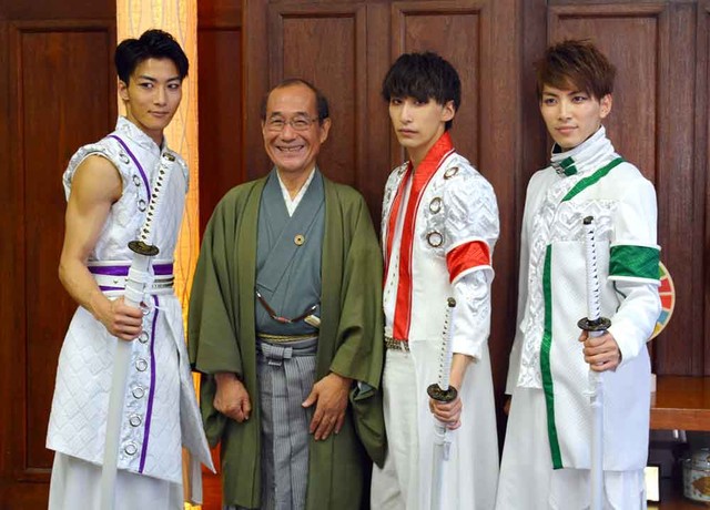 門川大作市長と記念撮影に臨み、ポーズを決める「ＫＹＯＴＯ　ＳＡＭＵＲＡＩ　ＢＯＹＳ」のメンバー（京都市中京区・京都市役所）
