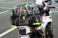 荷物の積み方にも永年の経験が現れます。ナンバーの「旭川」のかすれ具合が35年・64万キロの歴史を感じさせます。