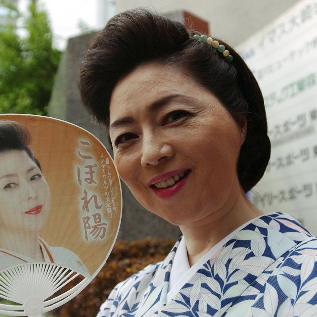 牧村三枝子＝2005年