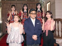 ポーズを決める（前列左から）高橋みなみさん、秋元康氏、指原莉乃さん（後列左から）AKB48・倉野尾成美さん、伊藤百花さん、小栗有以さん＝AKB48劇場